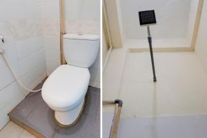 Jodoh的住宿－SPOT ON 91422 Ringin Pitu 2 Syariah，浴室位于隔间内,设有白色卫生间。
