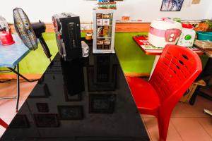 una encimera en una cocina con una silla roja y un mostrador de sidx sidx en OYO 91344 Wr House Syariah Batam en Jodoh