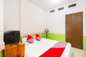 una camera con letto e TV di OYO 91344 Wr House Syariah Batam a Jodoh