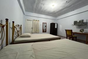 OYO 91757 Surya Hotel tesisinde bir odada yatak veya yataklar