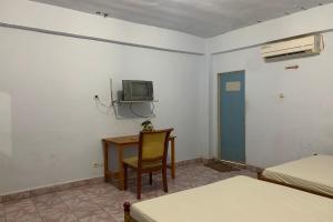OYO 91757 Surya Hotel tesisinde bir televizyon ve/veya eğlence merkezi