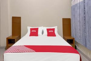 A bed or beds in a room at OYO 92065 Kos Flobamor