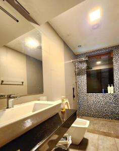 Ванна кімната в Cozy luxury room with balcony view !