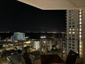 Balkon oz. terasa v nastanitvi Pandanas Apt 5 15th fl Darwin CBD Harbor views