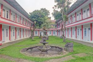 une cour d'un bâtiment avec une fontaine dans l'établissement SPOT ON 92834 Wisma Dira Tiara Syariah, à Lampung
