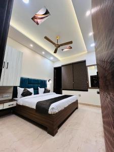 Schlafzimmer mit einem Bett und einem Deckenventilator in der Unterkunft HOTEL MONGA 5 Minutes From Golden Temple in Amritsar
