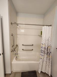 Kylpyhuone majoituspaikassa Mins to NYC, Exceptional Modern 2Bedroom Apt