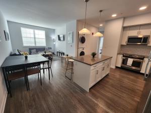 Mins to NYC, Exceptional Modern 2Bedroom Apt