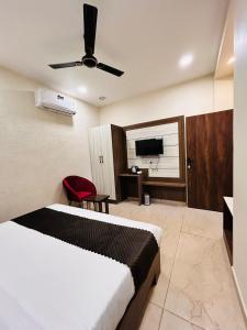 Cama o camas de una habitación en HOTEL MONGA 5 Minutes From Golden Temple