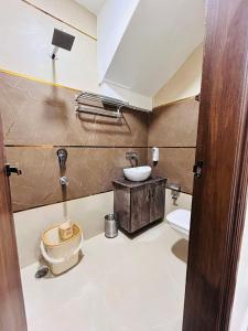 Um banheiro em HOTEL MONGA 5 Minutes From Golden Temple