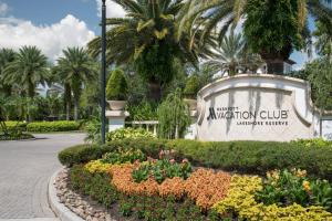 een bord voor een vakantieclub in een park met bloemen bij Marriott's Lakeshore Reserve in Orlando