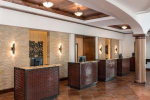 een lobby met een rij bruine aanrechtbladen bij Marriott's Lakeshore Reserve in Orlando