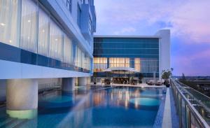 Bazén v ubytování Hariston Hotel & Suites, Pluit - Jakarta nebo v jeho okolí