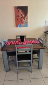 ein Tisch mit einem karierten Tischtuch drauf in der Unterkunft Saldanha BLUEWATER BAY APARTMENT in Saldanha