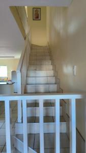 eine Treppe mit weißen Geländern in einem Zimmer in der Unterkunft Saldanha BLUEWATER BAY APARTMENT in Saldanha
