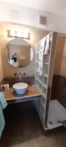 La salle de bains est pourvue d'un lavabo et d'un miroir. dans l'établissement Departamento Buenos Aires Querido, à Buenos Aires