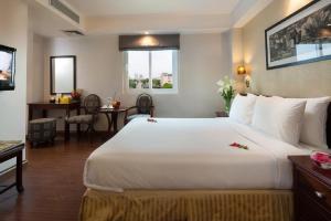 Łóżko lub łóżka w pokoju w obiekcie Hanoi Dragon Boutique Hotel