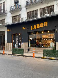 una gran tienda frente a un edificio con un cartel. en Montmartre Monserrat Buenos Aires en Buenos Aires