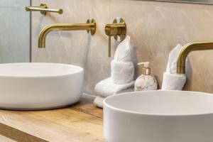 bagno con lavandino bianco e rubinetto d'oro di The Breezy Maple - Hinterland and range views in Mapleton a Mapleton