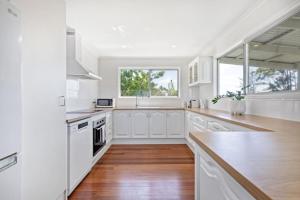 Cucina o angolo cottura di The Breezy Maple - Hinterland and range views in Mapleton
