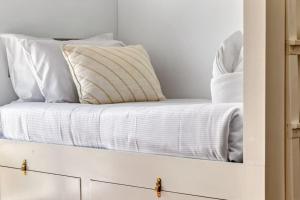 Letto o letti in una camera di The Breezy Maple - Hinterland and range views in Mapleton
