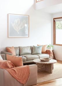 sala de estar con sofá y mesa en Worrowing Jervis Bay, en Huskisson