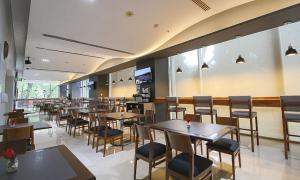 a restaurant with tables and chairs in a room at Holiday Inn Express Mexico Reforma by IHG in Mexico City