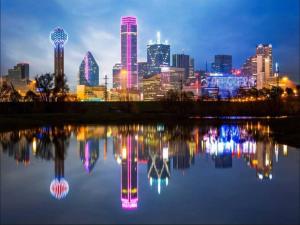 uma vista para o horizonte da cidade à noite em Medical District_Fast Wi-fi em Dallas