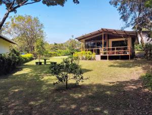 um edifício com uma mesa de piquenique num quintal em Las Marias Mountain View Cottages em Monteverde