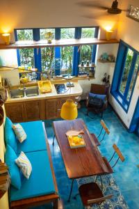 An Bàn (2)にあるLoft House 2BR Beachside An Bang Beach Hoi An by Beachside Boutique Homesのテーブルとシンクとテーブルのあるキッチン