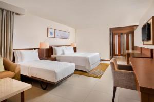 Cette chambre comprend deux lits et un bureau. dans l'établissement The Westin Siray Bay Resort & Spa, Phuket, à Phuket