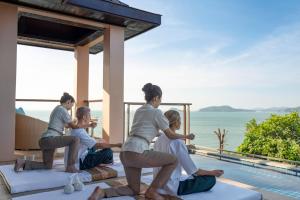 普吉市的住宿－The Westin Siray Bay Resort & Spa, Phuket，一群在游泳池边做瑜伽的女性