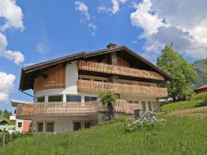 une maison avec un balcon au sommet d'une colline dans l'établissement Berghaus Anna Lisa, à Mittelberg