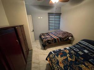 een kamer met 2 bedden en een raam bij Casa Tequila Club apartment 2 in Arandas