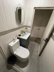een badkamer met een wit toilet en een wastafel bij Casa Tequila Club apartment 2 in Arandas