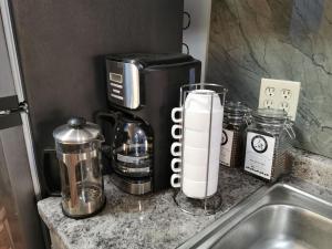 a kitchen counter with a coffee maker and a blender at Departamento El Muro Azul in Tijuana