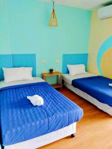 Postel nebo postele na pokoji v ubytování Castaway's 420