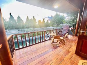 balcón con 2 sillas y vistas al río en Mongo Garden Đà Lạt en Dalat