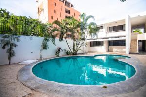una piscina en medio de un edificio en Casa Maca en Playa del Carmen