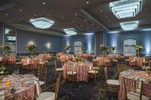 - une salle de banquet avec des tables et des chaises dans l'établissement Renaissance Columbus Downtown Hotel, à Columbus