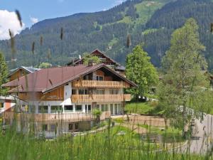 une grande maison au milieu d'une montagne dans l'établissement Berghaus Anna Lisa, à Mittelberg