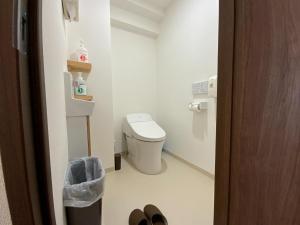 Habitación con baño pequeño con aseo. en Guest House Orange no Kaze - Vacation STAY 94759v en Imabari