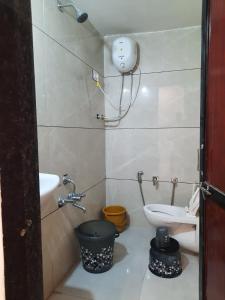 GarudeshwarにあるJay Mahakalの小さなバスルーム(洗面台、トイレ付)