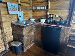 cocina con fregadero y encimera en Vista Paraíso Lodge, en Barú