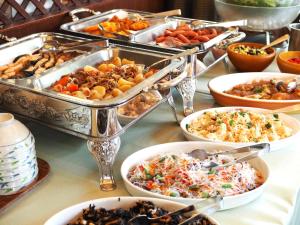 横浜市にあるアパホテル〈横浜関内〉のテーブルの上に並ぶ様々な種類の料理を楽しめます。