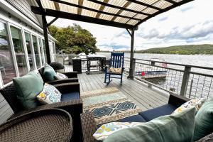 una terrazza con divani e sedie su una barca di DeRuyter Lake Lullaby a New Woodstock