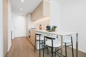 墨爾本的住宿－Prestige Living in Southbank，一间厨房,里面配有桌椅