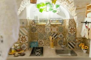 cocina con fregadero y encimera en Al bianco nido White Stone apt in Martina Franca, en Martina Franca