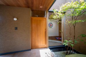 a hallway with a wooden door in a house at 隠れ家アートヴィラ Villa Revolla in Makinohara