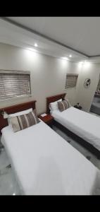 ダーバンにあるOceanic,unit 124 ocean viewの2名用の客室で、白いベッド2台が備わります。